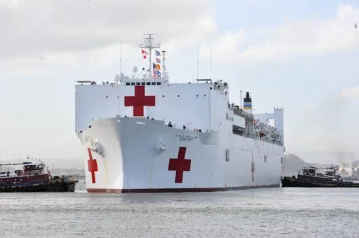 В Нью-Йорк прибыл плавучий госпиталь USNS Comfort