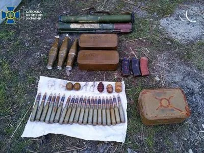 На Луганщині виявили схрон із артилерійськими снарядами та гранатометами