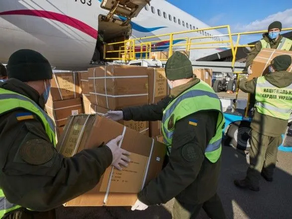 Самолет с новой партией ПЦР-тестов и средствами защиты прибыл в Украину