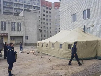 На Днепропетровщине в восьми городах установили палатки для приема больных COVID-19