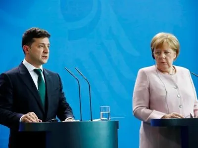 Зеленський провів десяту телефонну розмову з Меркель: головною темою був не Донбас