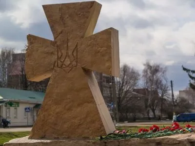 В Сумской области неизвестный повредил памятник погибшим за свободу Украины