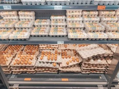 Сеть АТБ заявила, что производители пытаются повысить цены на куриное яйцо до 47%