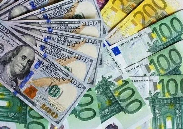 НБУ продав банкам 310 млн доларів та 42 млн євро готівкової валюти за безготівку