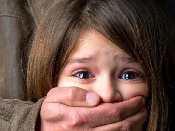 На Сумщині затримали чоловіка, якого підозрюють у ґвалтуванні малолітньої падчірки