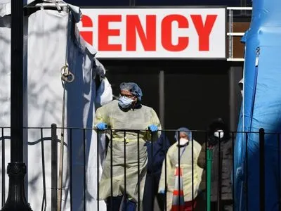Пандемія коронавірусу: у Нью-Йорку хмарочос Емпайр-стейт-білдінг блимає як "швидка" для підтримки лікарів та містян