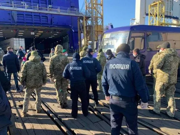 Пасажирів парому з Грузії відправили на базу обсервації під Одесою