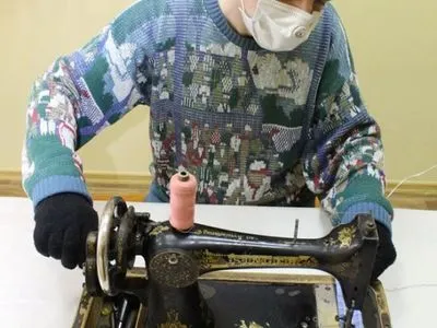В Николаеве сотрудники музея шьют защитные маски на 119-летней машинке