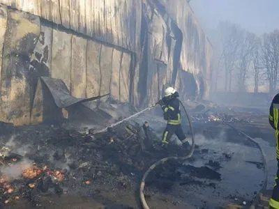 На Київщині сталася маштабна пожежа на території овочебази