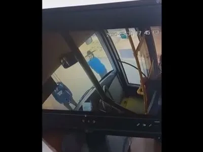 У Кропивницькому пасажири розбили скло автобуса через небажання одягати маски