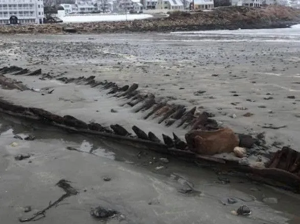В США археологи раскрыли тайну корабля, периодически появляющегося из-под песка