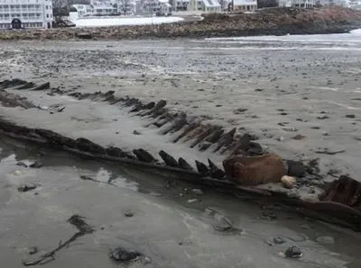 В США археологи раскрыли тайну корабля, периодически появляющегося из-под песка