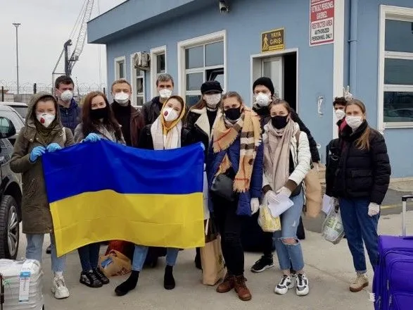 Паромом из Турции в Украину возвращается около 40 украинцев