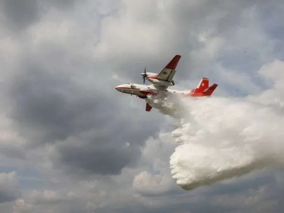 Ліквідація пожежі у Чорнобильській зоні: два літаки і вертоліт уже скинули 64 тонни води