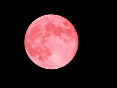 Сьогодні вночі українці побачать Рожевий Місяць
