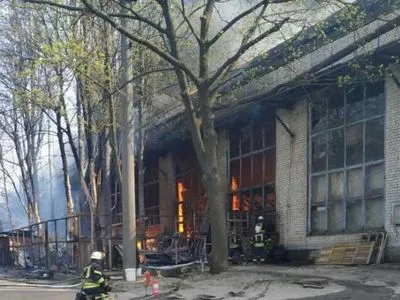 На столичной Дарнице горит склад: перекрыта улица Бориспольская