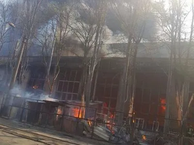 Загорелись дрова: на столичной Дарнице тушат масштабный пожар в складском помещении