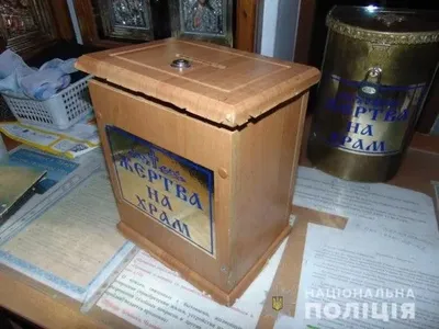 В Киеве задержали мужчину, который украл из храма ящик с пожертвованиями