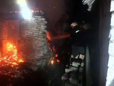 У Павлограді вогнеборці врятували інваліда з палаючого будинку