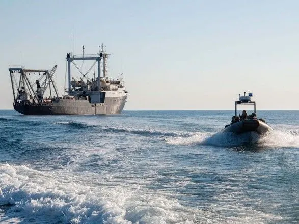 Висадка десанту і бойові стрільби: судно ВМС провело навчання у Чорному морі
