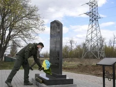 Зеленский почтил память и посетил мемориал жертв теракта под Волновахой