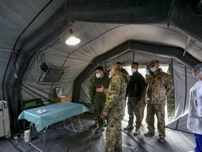 Зеленський відвідав наметове містечко для хворих на COVID-19 військових у зоні ООС