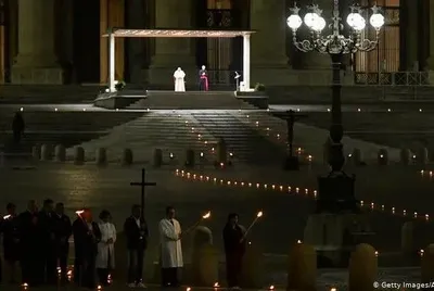 Папа Франциск здійснив Хресну ходу на порожній площі у Ватикані