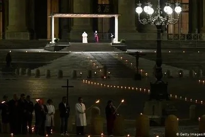 Папа Франциск совершил Крестный ход на пустой площади в Ватикане