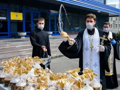 Священники ПЦУ и УГКЦ в Киеве освятили 10 тыс. пасок для малообеспеченных