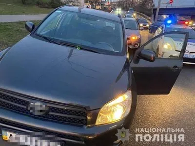 В Киеве мужчина угнал авто на парковке, случайно найдя ключи