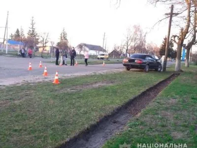 В Ровенской области пьяный водитель Audi насмерть сбил 80-летнюю женщину и при бегстве врезался в столб