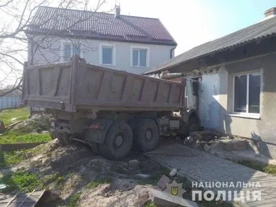 На Львівщині вантажівка в'їхала у житловий будинок, є постраждалий