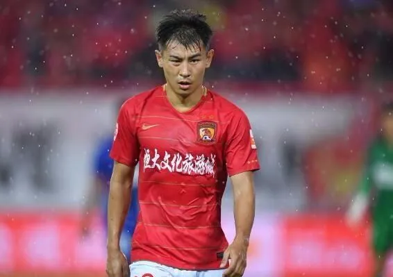 Футбольный клуб уволил двукратного чемпиона Китая из-за попытки нарушения карантина