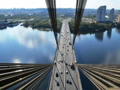 Більшість мостів столиці скували затори