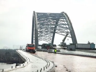-За сильного ветра упала часть лесов Подольского моста в столице