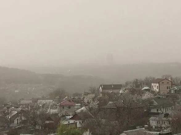 Киев накрыла пылевая буря