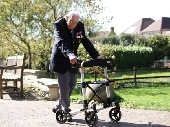 99-річний ветеран з Британії зібрав для медиків понад 11 мільйонів фунтів, гуляючи навколо будинку