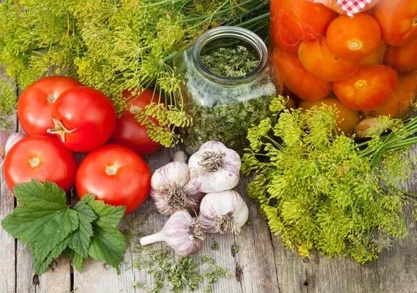 Продовольча безпека: чому Україна везе з-за кордону помідори, огірки, часник