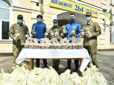 Украинские бойцы получили пасхальные подарки от УАФ