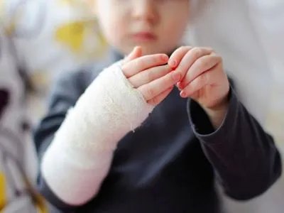 Сунула пальцы в розетку: в Киеве госпитализировали ребенка с электротравмой