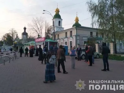 Возле Лавры в Киеве собираются верующие за благодатным огнем