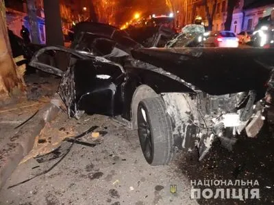 В Одессе BMW перевернулся от удара с деревом, есть погибший