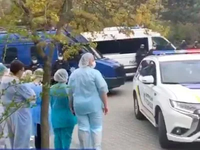 Пример взаимоуважения и поддержки: во Львове патрульные поздравили врачей с Пасхой