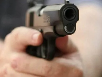 В Черновцах мужчина стрелял из пистолета на улице