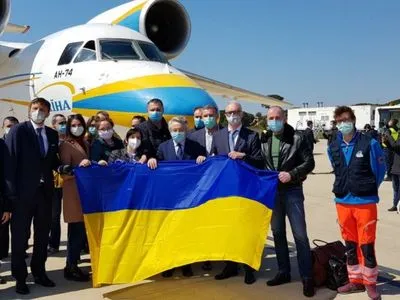 Итальянцы в видеоролике поблагодарили Украину за помощь в борьбе с COVID-19