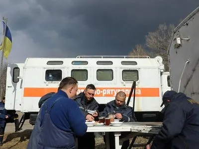 В ГСЧС показали, как живут спасатели, которые борются с пожарами в Чернобыльской зоне
