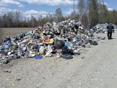На Житомирщині виявили незаконний скид понад 100 тонн львівського сміття
