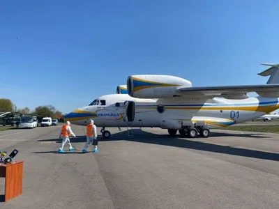 В Киеве приземлился самолет с украинскими врачами, прибывшими из Италии