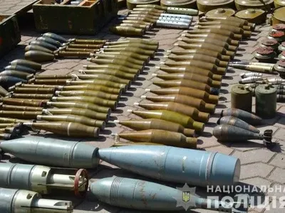 В Донецкой области в бывшем детском лагере обнаружили большой склад с тысячами боеприпасов