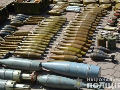 В Донецкой области в бывшем детском лагере обнаружили большой склад с тысячами боеприпасов